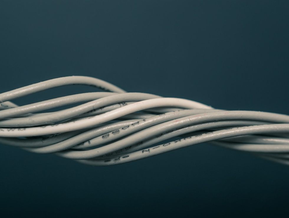 Cabos elétricos com capa branca trançados